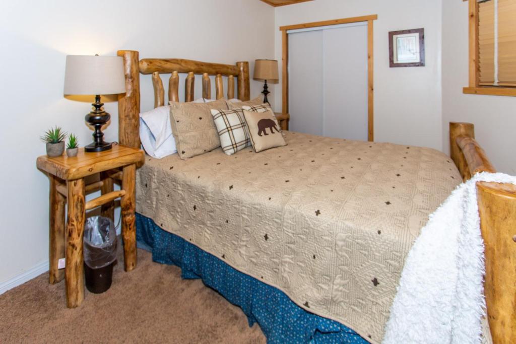 Postel nebo postele na pokoji v ubytování Big Bear Splash