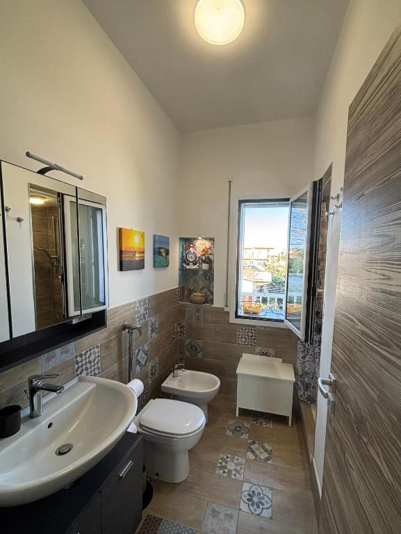 un bagno con un water bianco e un lavandino di Andrea's Home a Marina di Modica