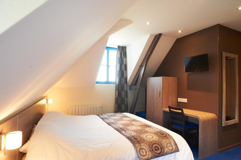 A bed or beds in a room at Auberge de la Loire