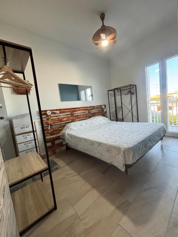 una camera da letto con un letto e uno specchio di Andrea's Home a Marina di Modica