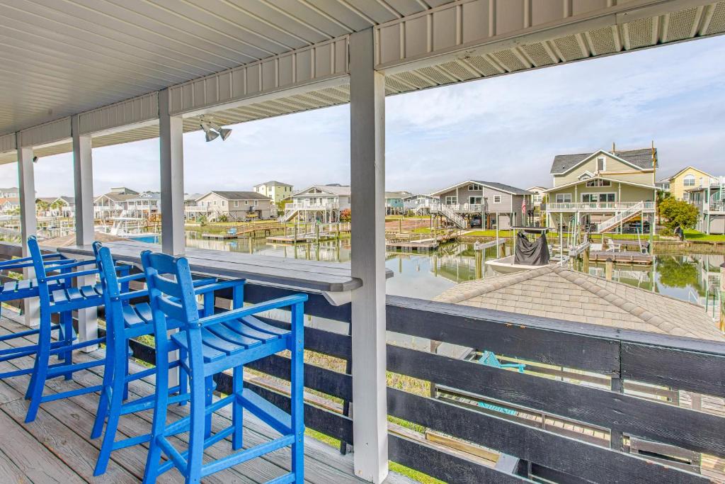 Μπαλκόνι ή βεράντα στο Gorgeous OIB Escape with Dock and Canal View!