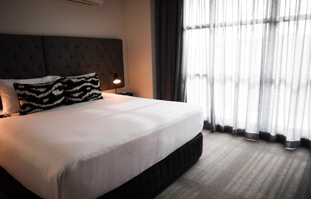 Postel nebo postele na pokoji v ubytování Avenue Hotel Canberra