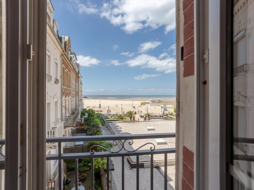 - un balcon offrant une vue sur la plage depuis un bâtiment dans l'établissement Apartment L'hôtel de Paris by Interhome, à Trouville-sur-Mer