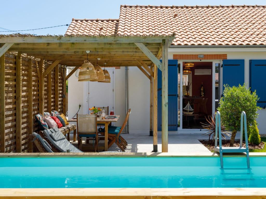 Kolam renang di atau dekat dengan Holiday Home La Perle de Jade by Interhome