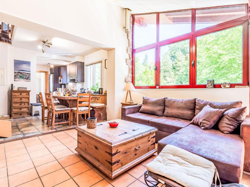 un salon avec un canapé et une table dans l'établissement Apartment ARROUNZ by Interhome, à Biriatou