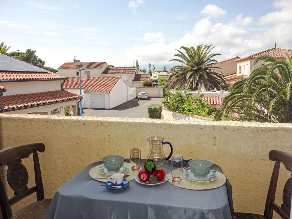 une table avec un bol de fruits sur un balcon dans l'établissement Apartment Palmypose by Interhome, à Saint-Cyprien