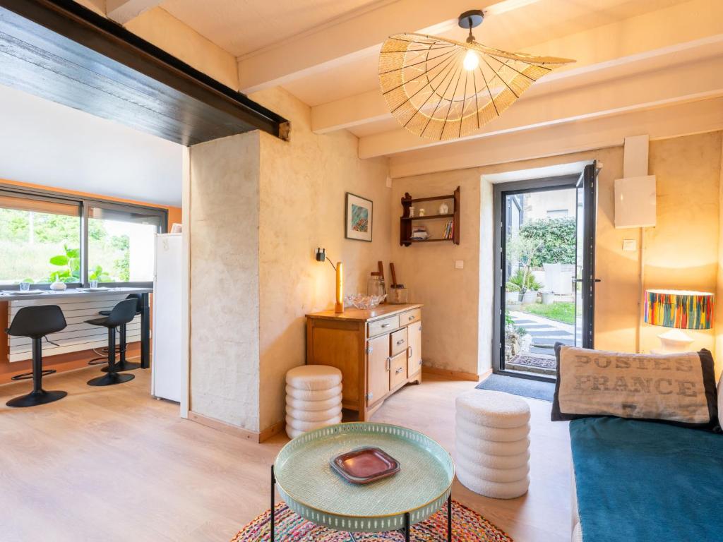 un salon avec un canapé et une table dans l'établissement Holiday Home Le Nid du Soleil by Interhome, à Carnac