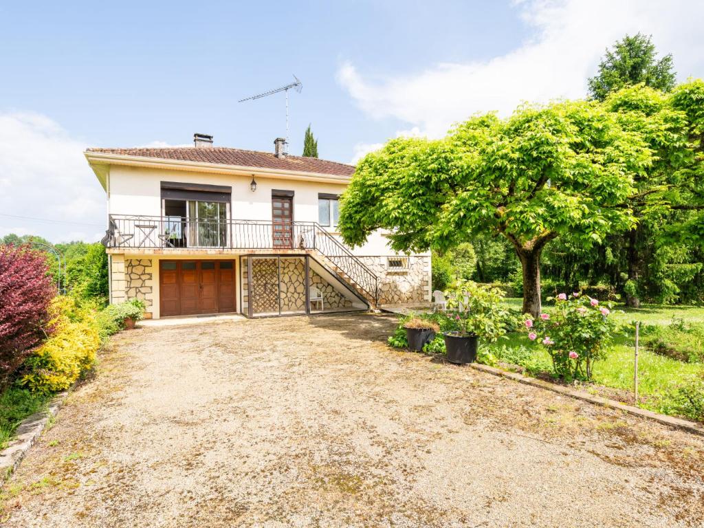 an image of a house with a driveway at Holiday Home Maison du Pountet by Interhome in Lacapelle-Biron