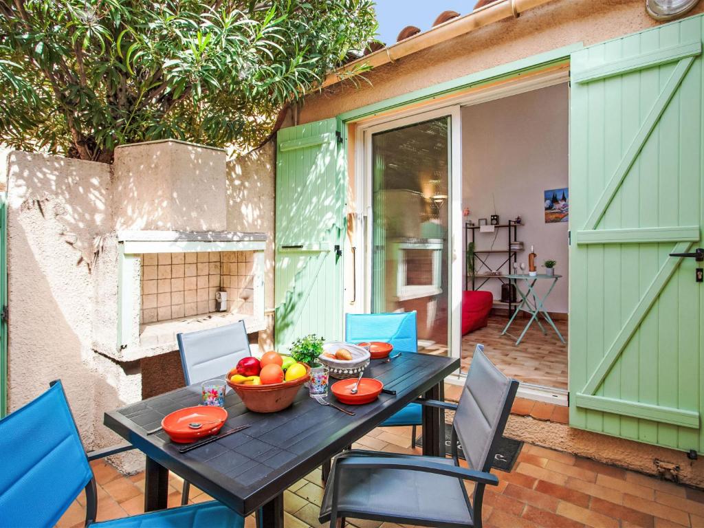 Αίθριο ή υπαίθριος χώρος στο Holiday Home Les Coraux-16 by Interhome