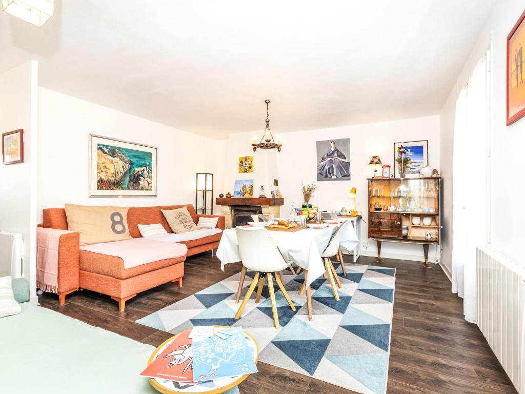 un salon avec un canapé et une table dans l'établissement Holiday Home Le Petit Moulin by Interhome, à Cancale