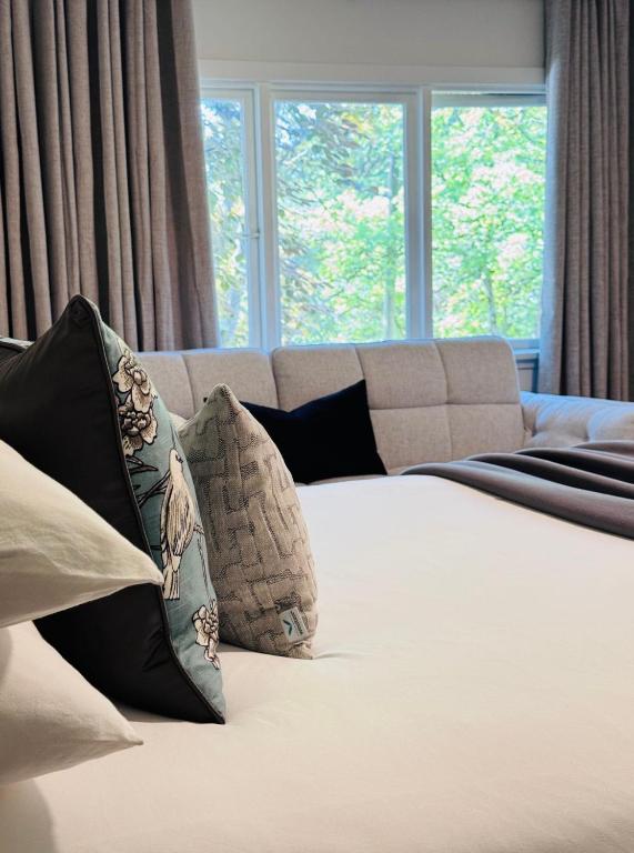 Postel nebo postele na pokoji v ubytování Charming Queen Bedroom with Bathroom Vancouver West