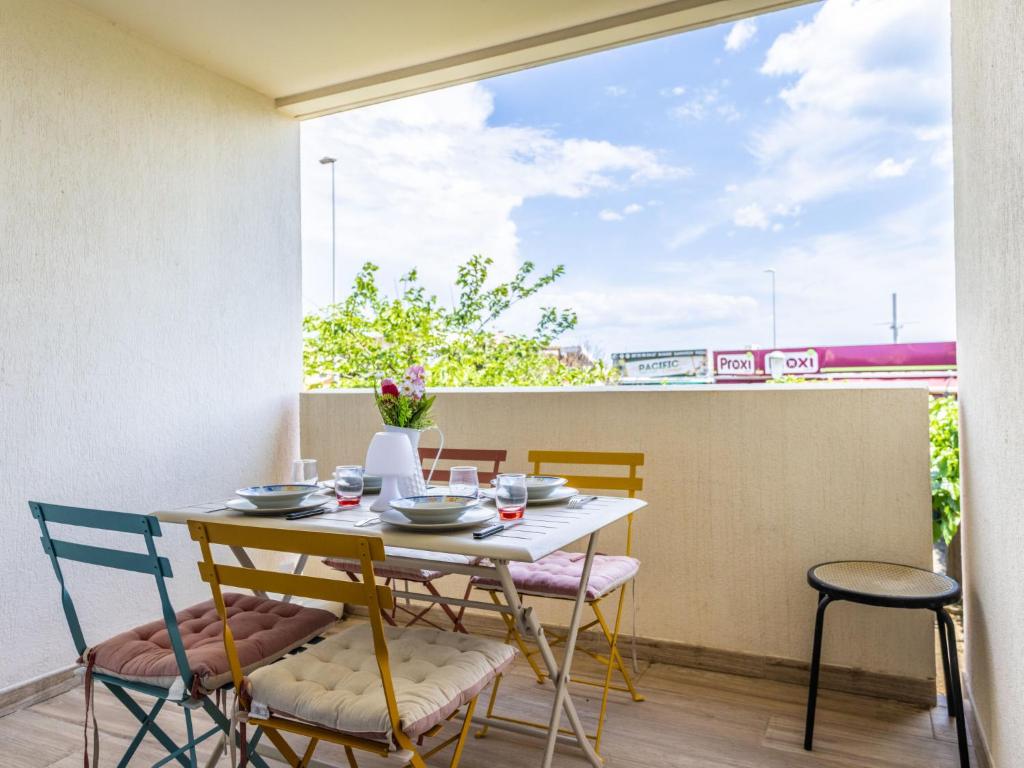 une table et des chaises sur un balcon avec vue dans l'établissement Apartment Les terrasses de la Plage-6 by Interhome, au Cap d'Agde