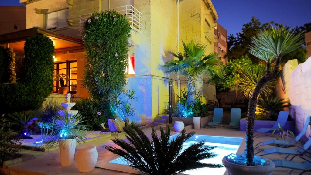 un cortile con palme e un edificio di Beach Villa at Split top location a Spalato (Split)