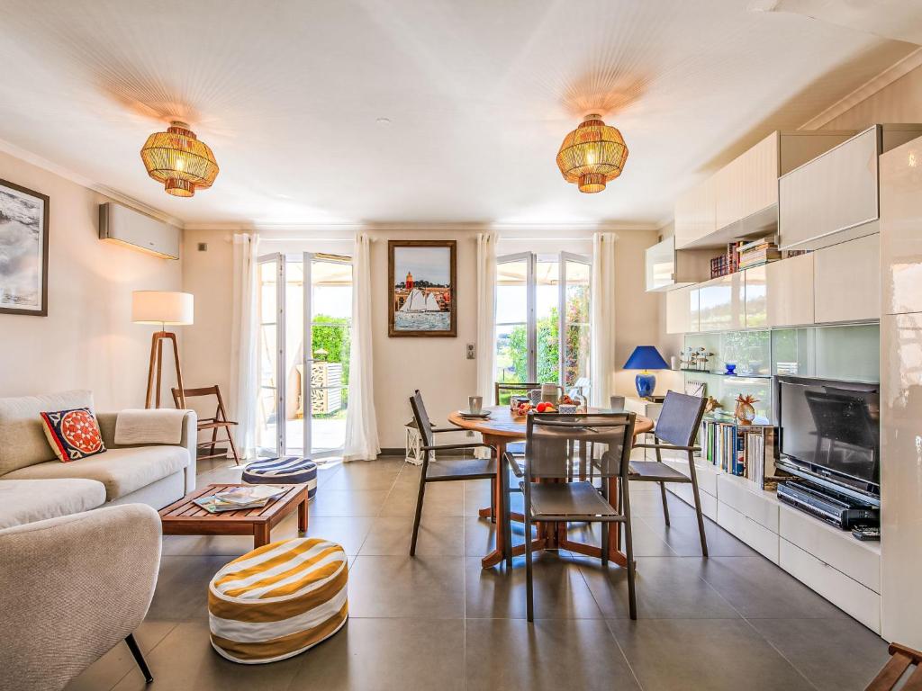 un salon avec un canapé et une table dans l'établissement Holiday Home Les Coralines by Interhome, aux Issambres