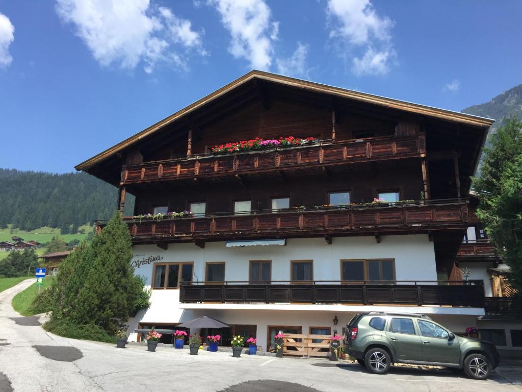 ein Gebäude mit einem davor geparkt in der Unterkunft Ferienwohnung Maria im Landhaus Christina in Alpbach