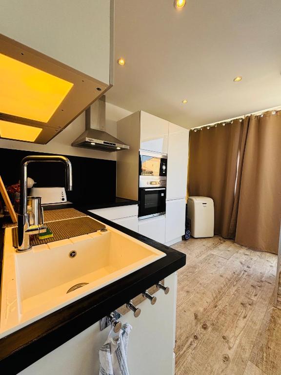 Kuchyň nebo kuchyňský kout v ubytování Cosy T2 climatisé sur le port à 5min de la mer parking privé linge de bain et de lit fournis
