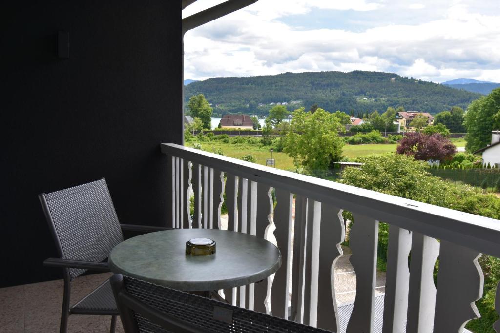 Nespecifikovaný výhled na hory nebo výhled na hory při pohledu z hotelu