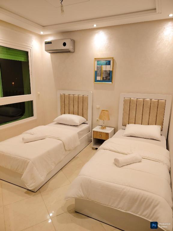 Ένα ή περισσότερα κρεβάτια σε δωμάτιο στο Appartement de 3 chambres avec piscine et climatiseur sur la Plage de Achakar
