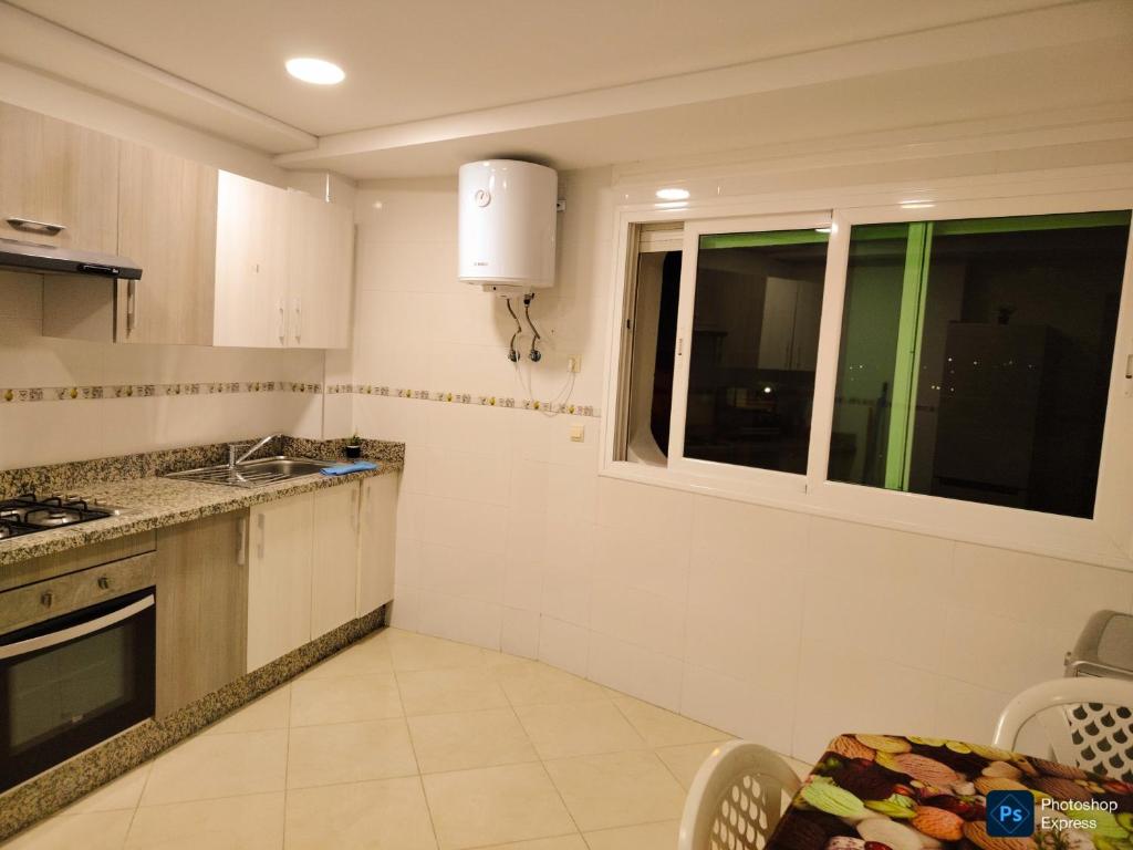 Η κουζίνα ή μικρή κουζίνα στο Appartement de 3 chambres avec piscine et climatiseur sur la Plage de Achakar