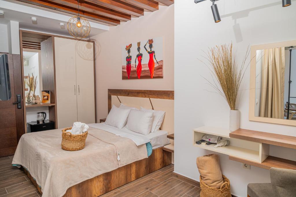 Una cama o camas en una habitación de Apartments Secret Garden
