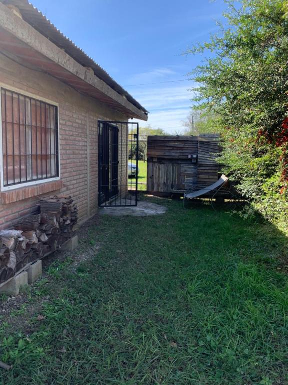 un cortile accanto a una casa con un fienile di Paz en las sierras a José de la Quintana