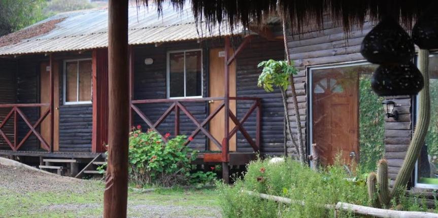una baita di tronchi con portico e porta di Del Pangal Canto- Acceso directo a la Playa y Cabalgatas a Cáhuil