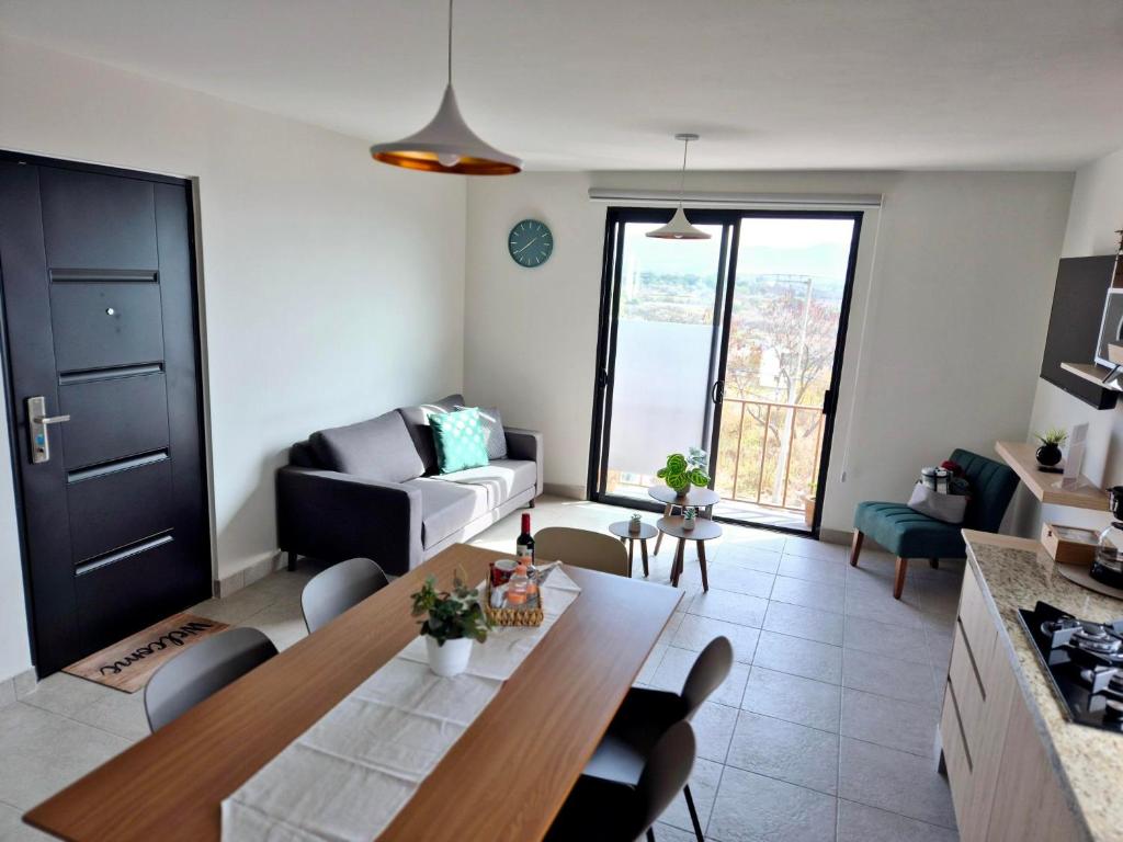 a living room with a table and a couch at Departamento ideal para turismo en 3er Nivel in Atlixco