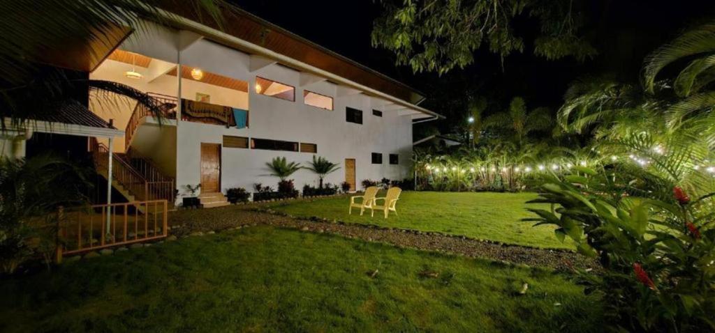 Zahrada ubytování Beachfront Studio - Direct Beach Access, Fast Wifi & AC