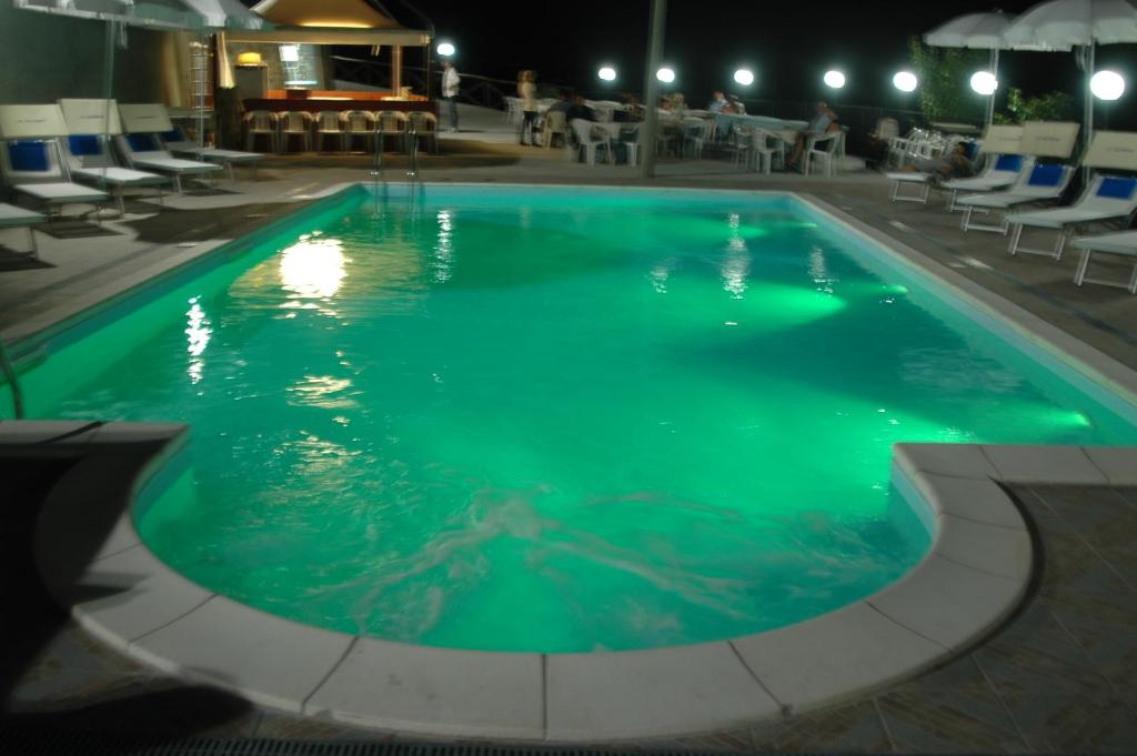Bazén v ubytování Agriturismo La Palombara nebo v jeho okolí