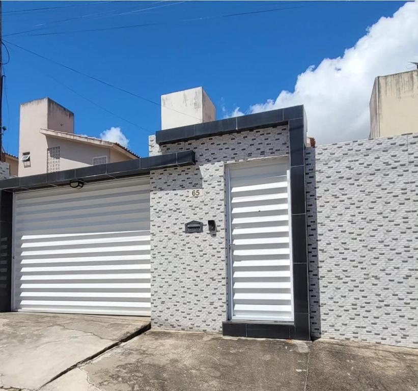 ein Paar Garagentüren auf einem Backsteingebäude in der Unterkunft casa para o São João in Campina Grande