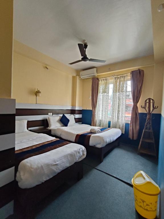 Rúm í herbergi á Pokhara Eco Friendly Home