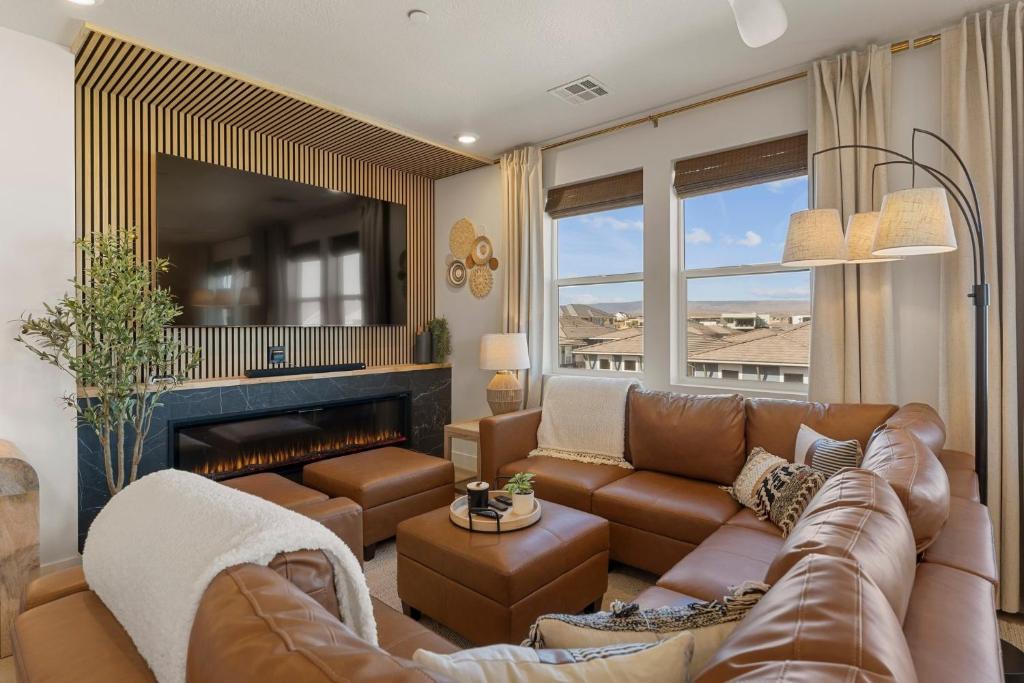 ein Wohnzimmer mit Couch und Kamin in der Unterkunft Surfside Escape condo in St. George