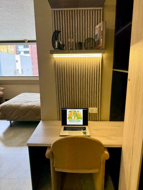 Postel nebo postele na pokoji v ubytování Akros Suite Quito
