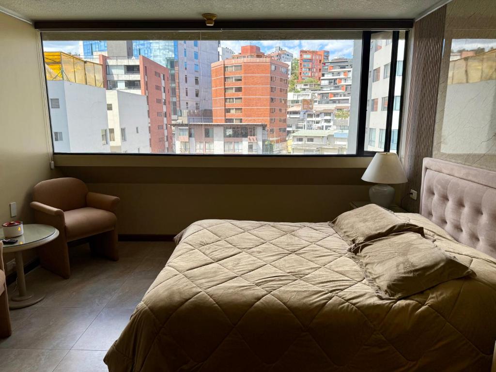 Postel nebo postele na pokoji v ubytování Akros Suite Quito