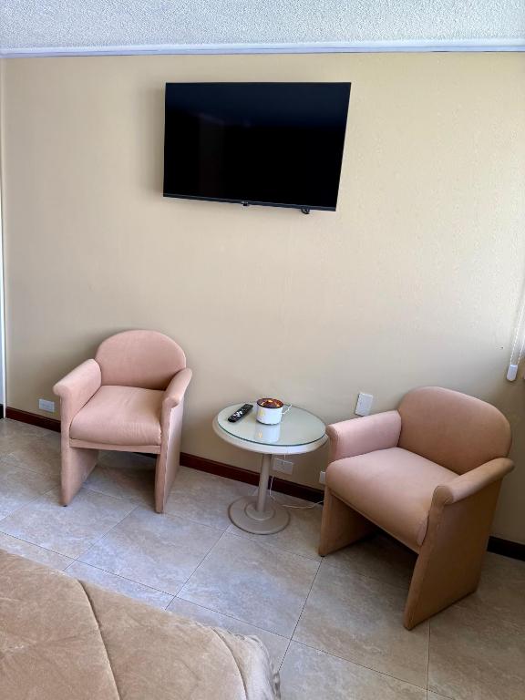 TV a/nebo společenská místnost v ubytování Akros Suite Quito