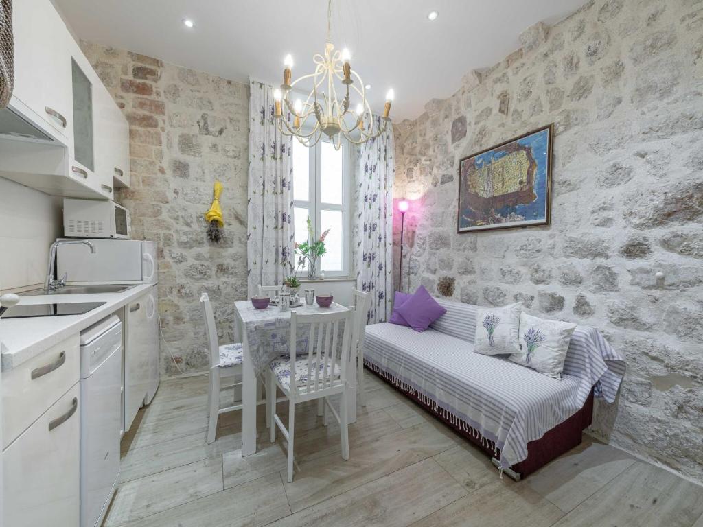L & L Old Town Apartments - One bedroom Apartment Lavander
