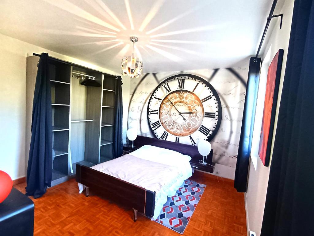 une chambre avec une grande horloge sur le mur dans l'établissement Design Centale Beach, au Havre