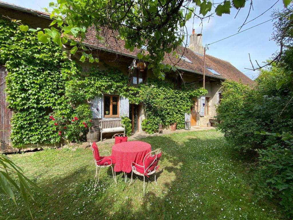 une table et des chaises devant une maison dans l'établissement La Maison du Pressoir, à Savigny-en-Sancerre