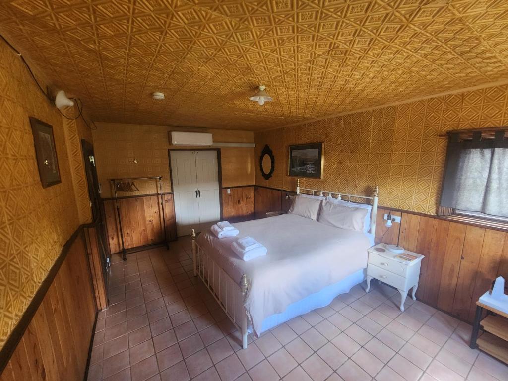 una camera da letto con un letto bianco in una stanza di LeVar -Historic accessability accommodation with Ensuite and Mod Cons a Hoddy Well