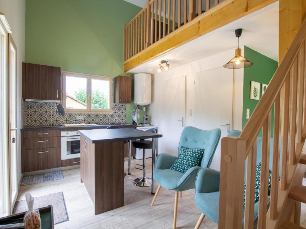 une cuisine avec une table et des chaises ainsi qu'un escalier dans l'établissement Charmant Gîte Cosy avec Terrasse au Cœur du Périgord Noir - FR-1-616-237, à Cénac-et-Saint-Julien