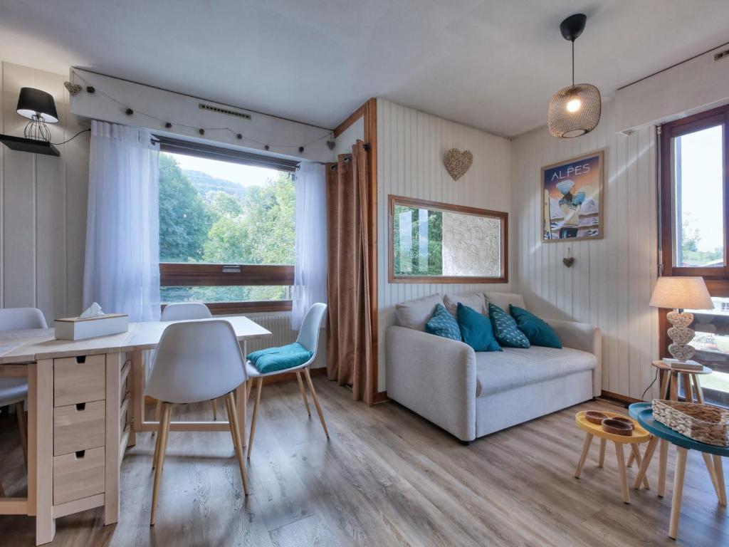 un salon avec un canapé et une table dans l'établissement Appartement 4 pers, 45m² avec WiFi - FR-1-663-45, à Saint-Gervais-les-Bains