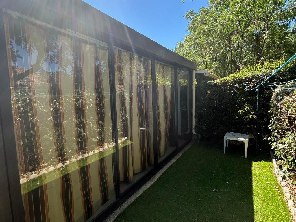 d'une terrasse avec une clôture et une chaise dans la cour. dans l'établissement Pavillon charmant avec mezzanine, piscine et commodités à proximité - Argelès-sur-Mer - FR-1-732-73, à Argelès-sur-Mer