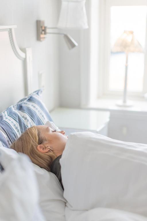 Postel nebo postele na pokoji v ubytování Lotshotellet