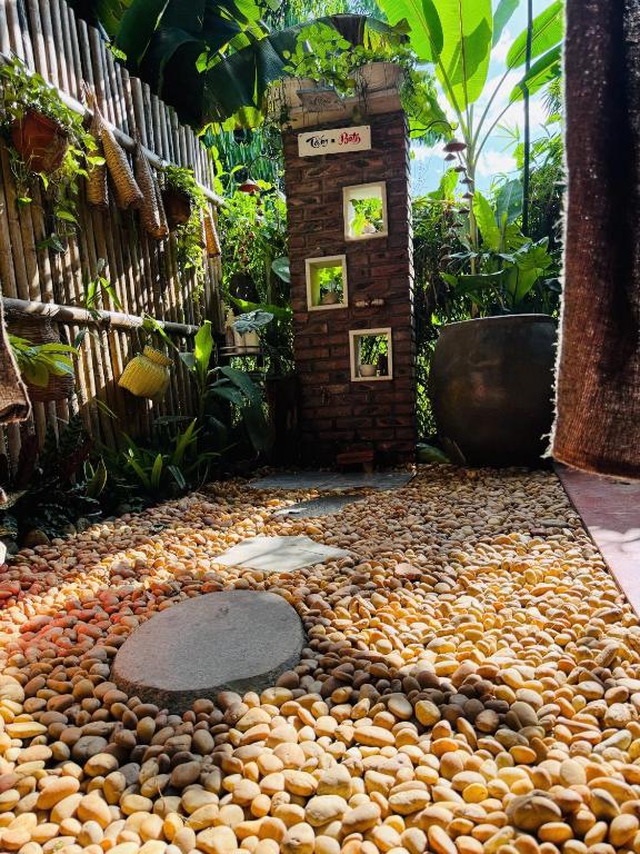 Vườn quanh Cozy Haven - Sunflower Room - Pebble-Floor Bath