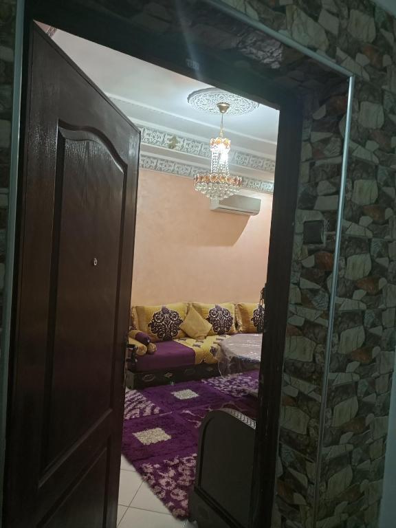 a living room with a couch and a mirror at شقة جميلة و هادئة in Agadir