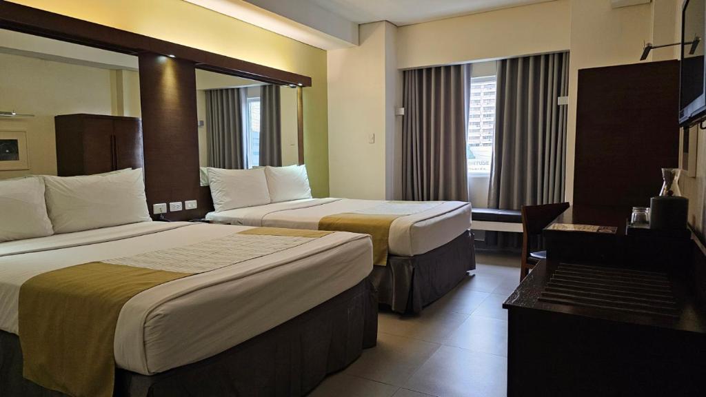 Postel nebo postele na pokoji v ubytování Microtel by Wyndham Acropolis