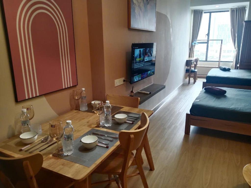 TV a/nebo společenská místnost v ubytování Lovely SaiGon Apartment