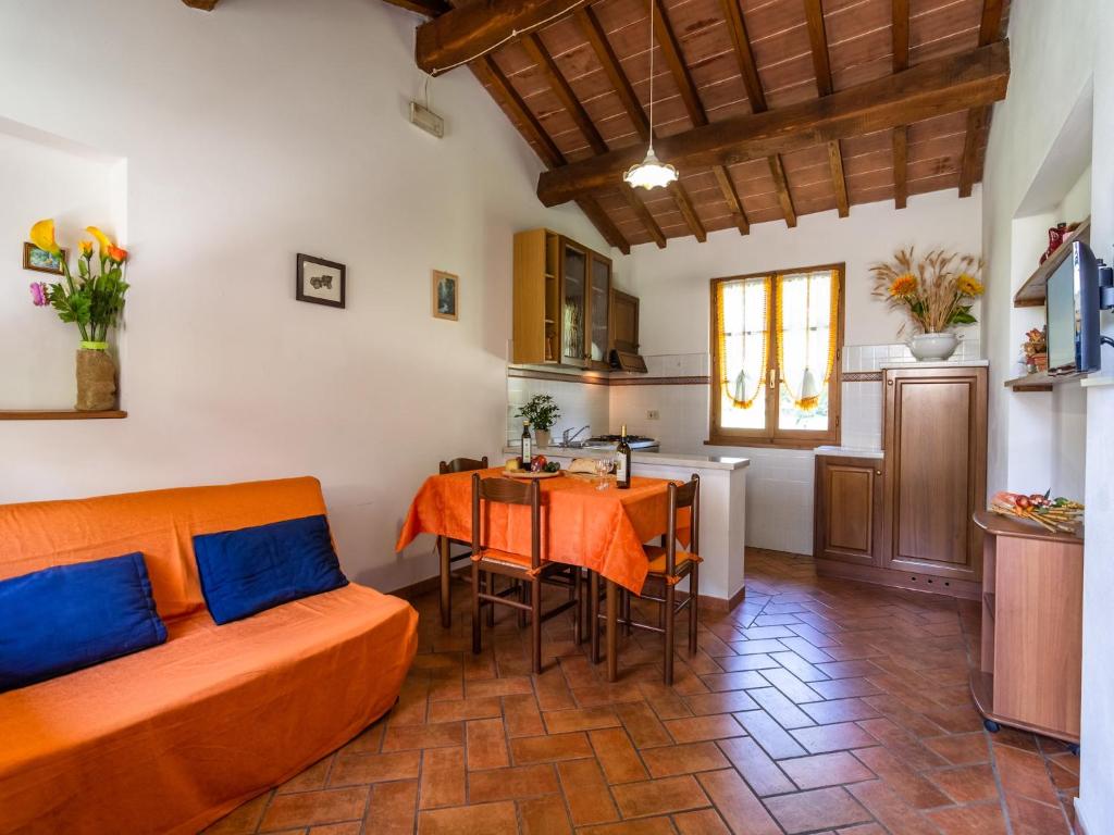 A kitchen or kitchenette at Authentic farmhouse in Castiglion Fiorentino with organic wines