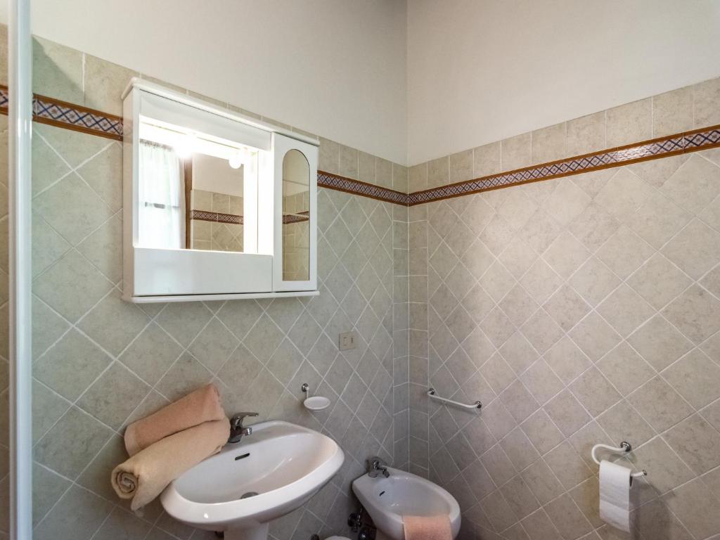 A bathroom at Authentic farmhouse in Castiglion Fiorentino with organic wines