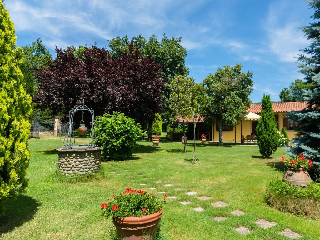 A garden outside Authentic farmhouse in Castiglion Fiorentino with organic wines